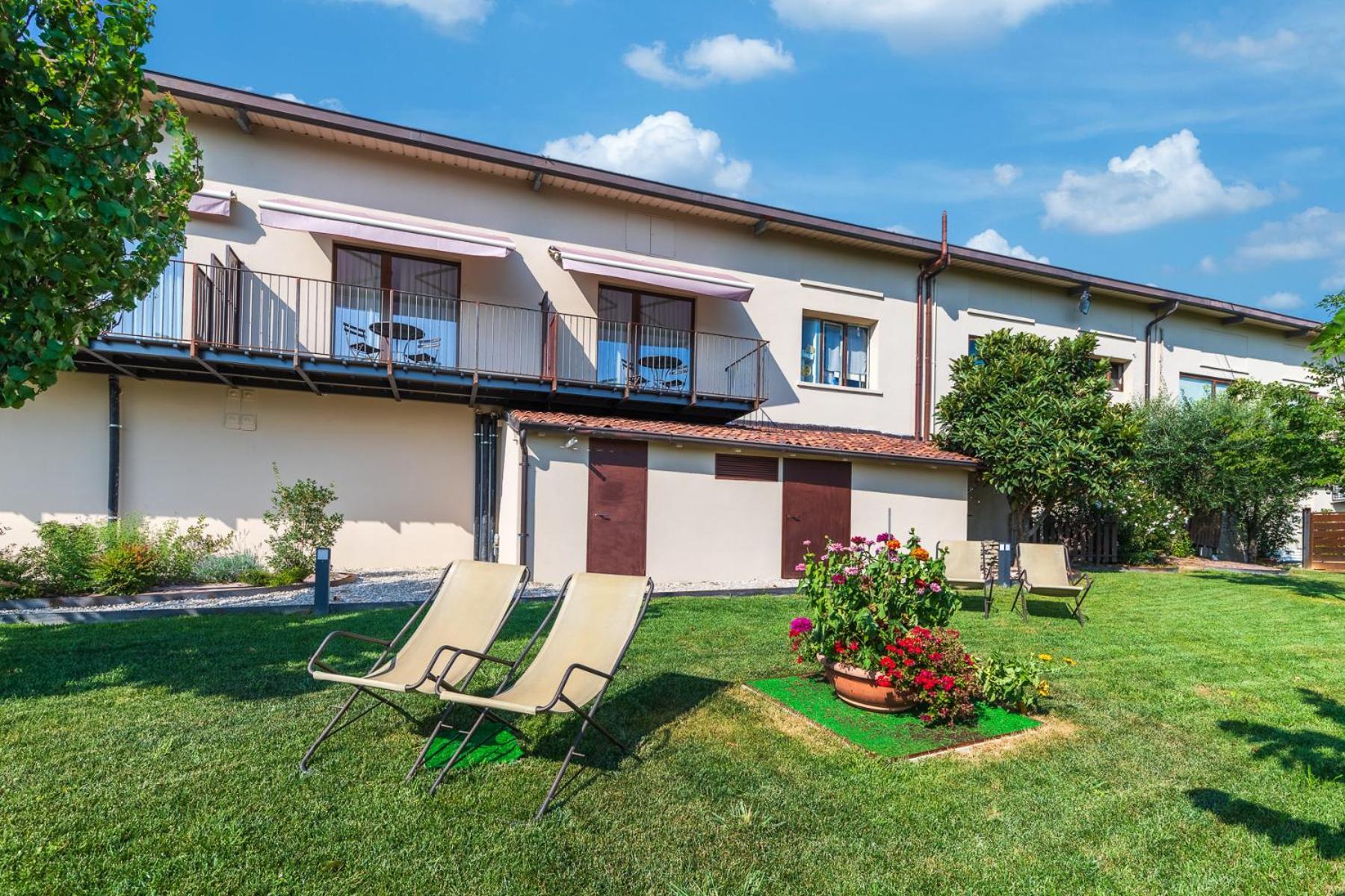 Il Cortile Suites Diano dʼAlba Exterior foto